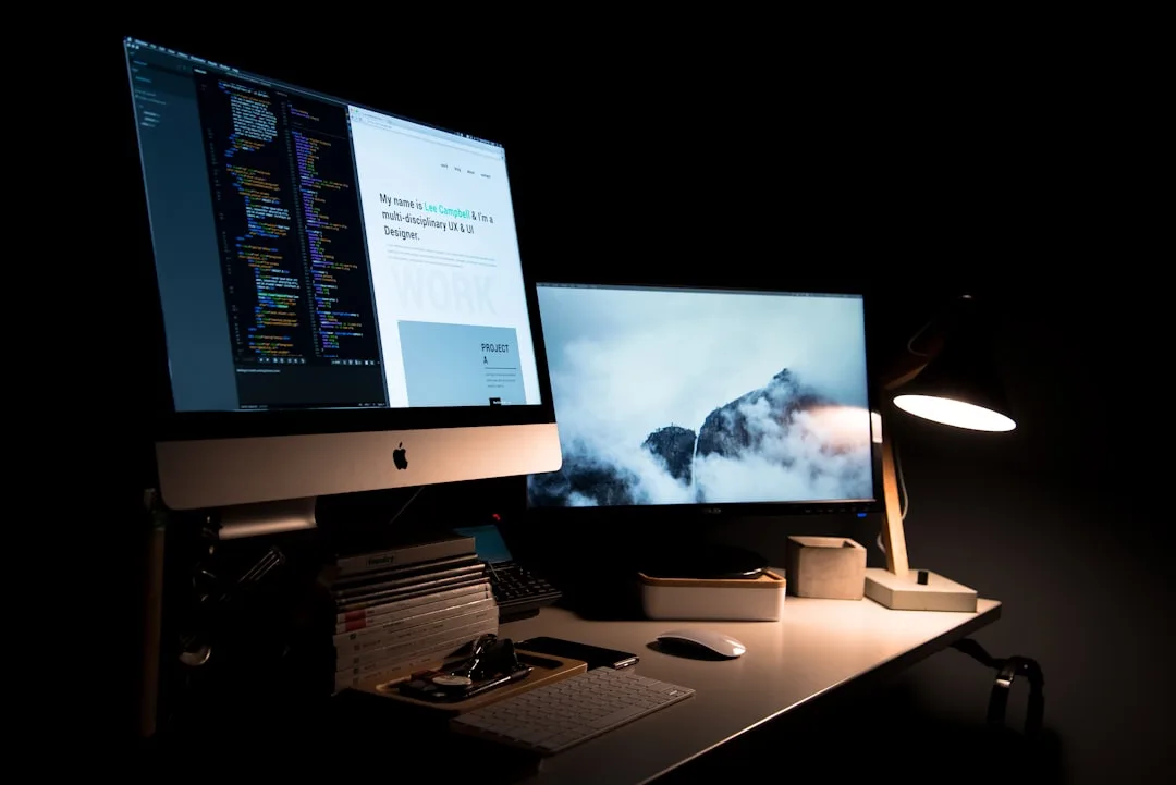 Workstation minimalista com monitor e interface