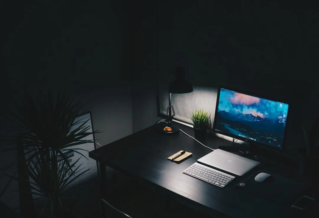 Workstation criativa com monitor