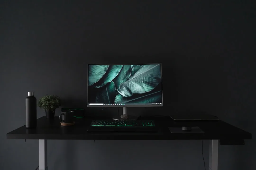 Monitor em ambiente escuro minimalista